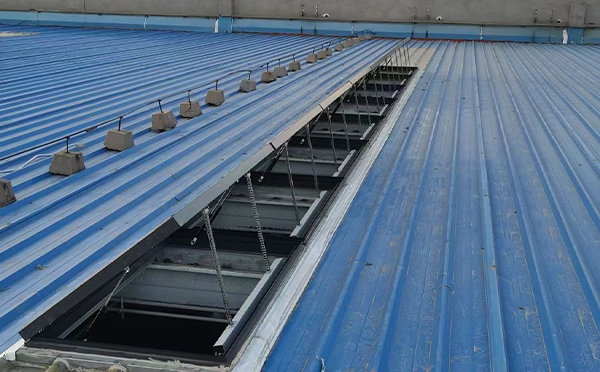 某城市大型商业综合体中庭莎车排烟窗工程