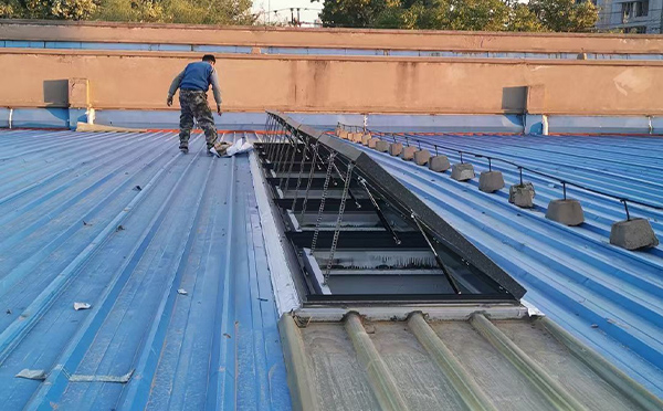 某区域性物流仓储中心莎车排烟窗系统安装项目